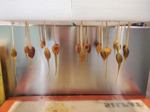 comment faire des décors en pistaches sucre filé
